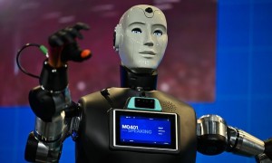 机器人企业骗局曝光：路演厅里上演“提线木偶”，聪明投资人也栽跟头