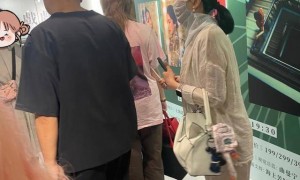 53岁陶虹与家人聚餐，17岁女儿徐小宝变漂亮了，长得像爸爸徐峥