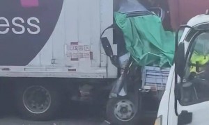 津石高速浓雾中约40辆车连环相撞，部分受损严重，现场出现明火，天津高速：道路封闭，恢复时间待定，交警正现场处理