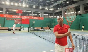 启蒙教练:郑钦文一年有360天在吃鸡胸肉西蓝花,从小就很自律,不吃零食不喝饮料