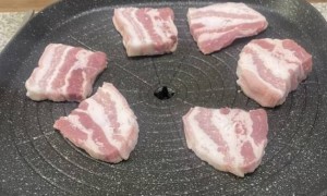 一片烤五花肉卖26元 韩国网友集体怒了:不要对“灵魂食物”下手!